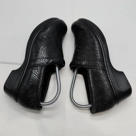 YUU Bethanee Womens Tooled Faux Leather Floral Slip On Clogs Shoes Black Size 9M - Picture 8 of 10